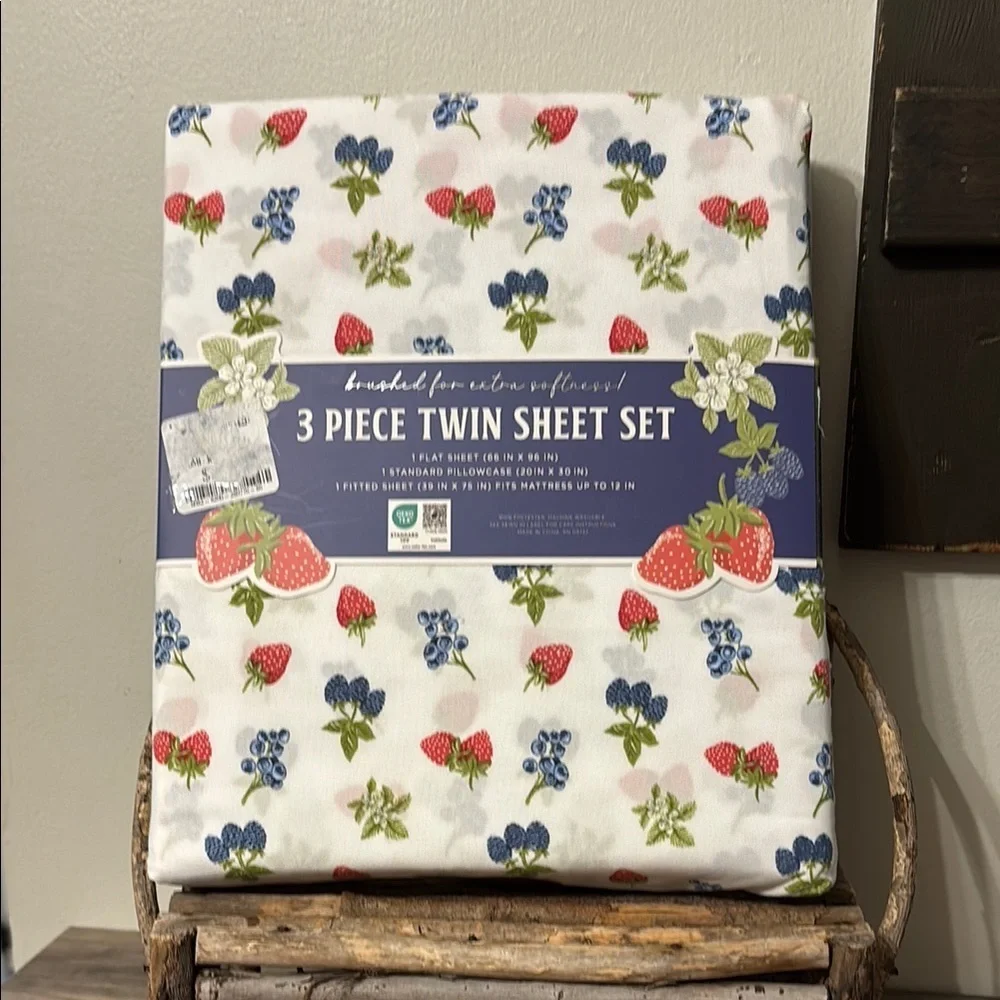 ENVOGUE STRAWBERRIES BLUEBERRIES BERRIES 3 Piece Twin Sheet Set NEW